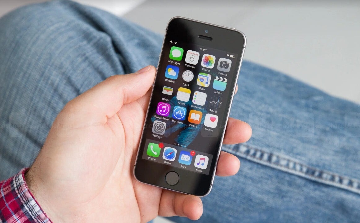 El OG iPhone SE ya está obsoleto. | Crédito de la imagen-PhoneArena: este iPhone ahora figura como obsoleto en Apple
