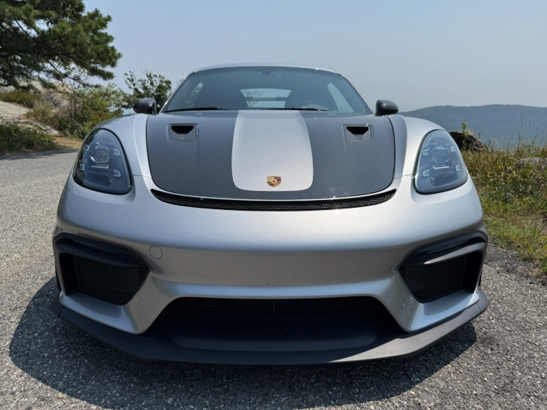 Vista frontal del Porsche 718 Cayman GT4 RS 2025