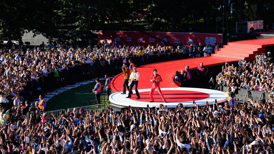 Los Jonas Brothers actúan en un escenario rojo durante el Global Citizen Festival