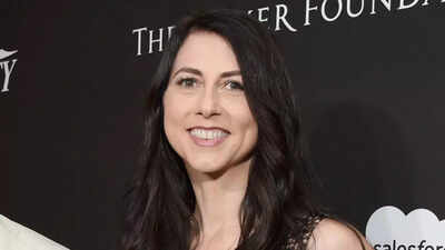 Después de reducir a la mitad su participación en Amazon, la ex esposa de Jeff Bezos, MacKenzie Scott, donó miles de millones en 2025 a...