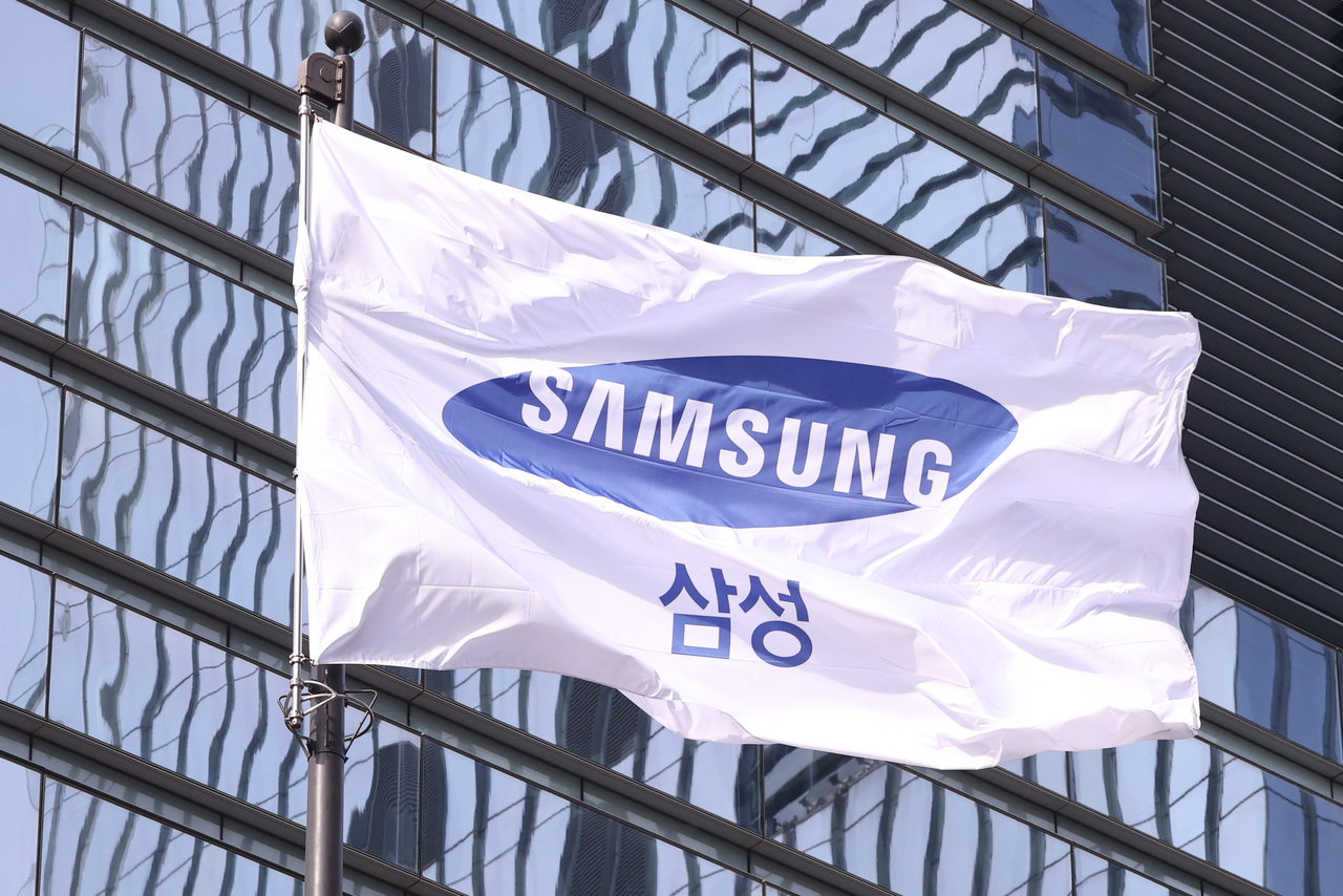 Una bandera de Samsung Electronics ondea frente a las oficinas de la compañía en Seocho-gu, Seúl. (Yonhap)
