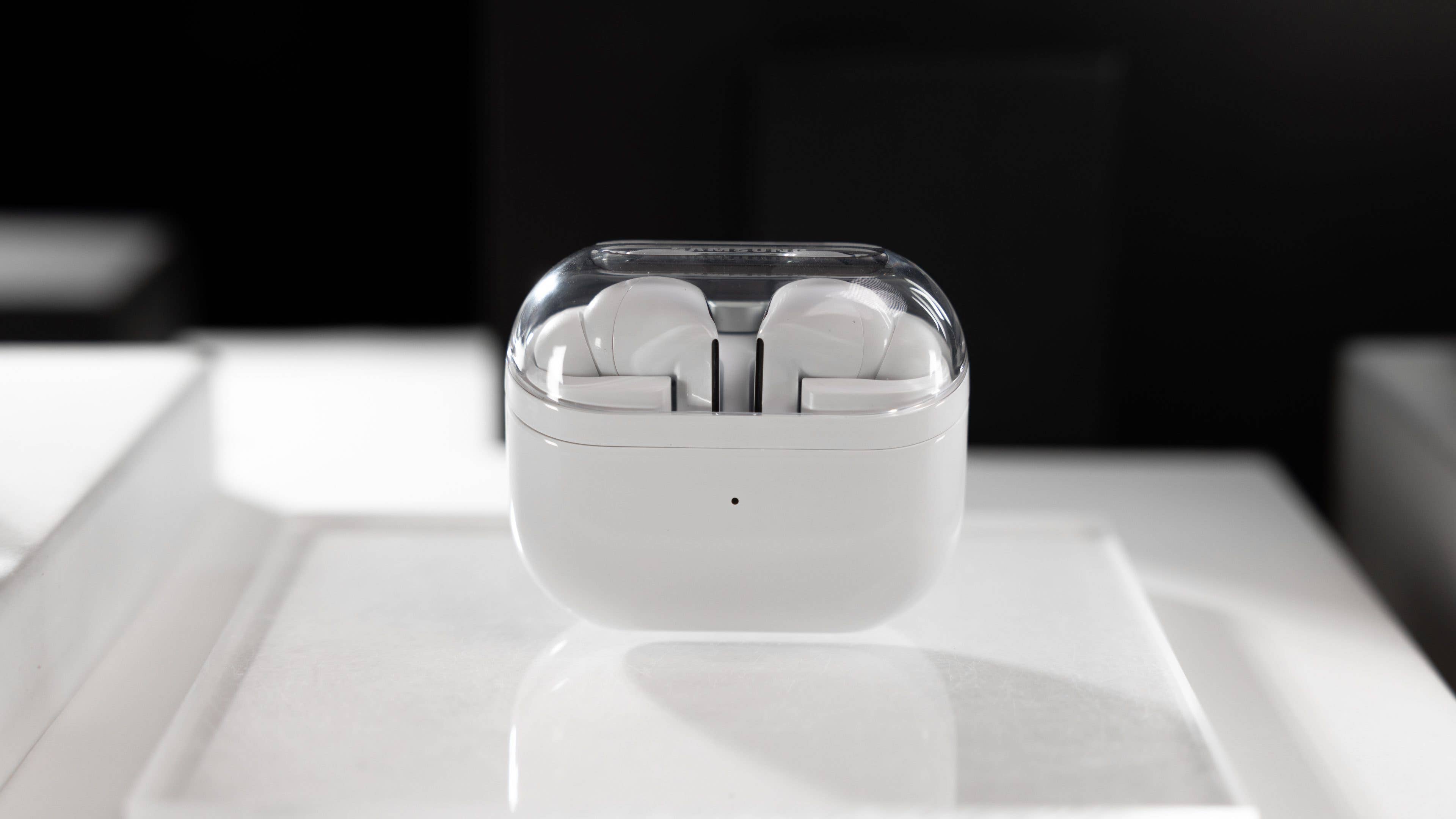 El estuche de carga Samsung Galaxy Buds 3 Pro se ve desde el frente y se coloca verticalmente.