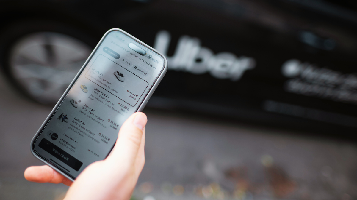 Una persona solicita un viaje en Uber desde la aplicación de su teléfono.