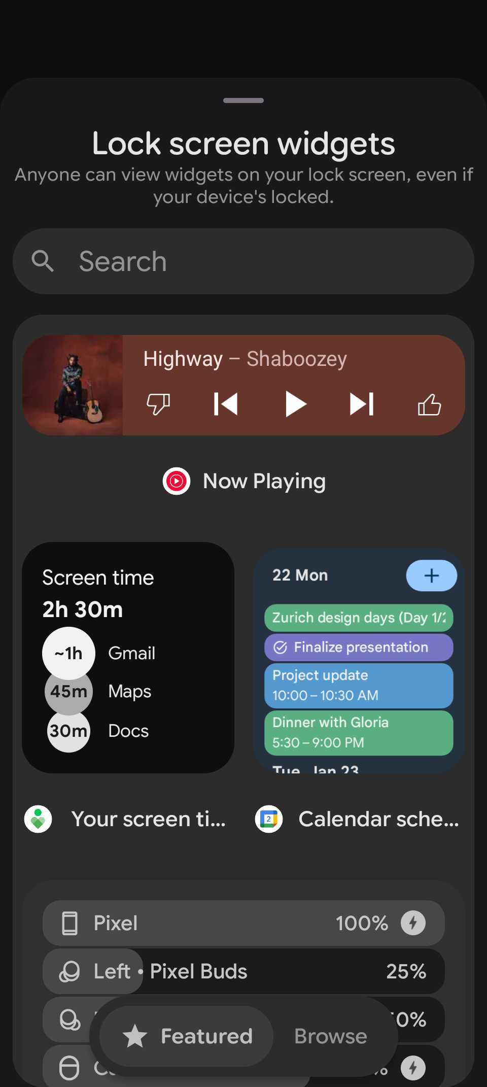 Página de widgets de pantalla de bloqueo que muestra los widgets de Reproducción en curso, tiempo de pantalla y calendario