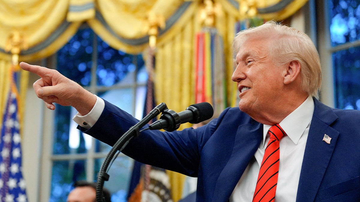 Trump sonríe y señala