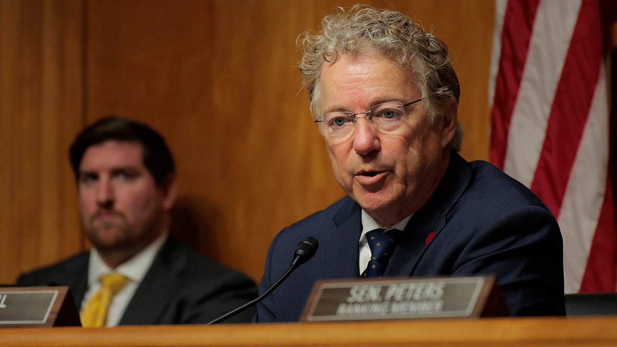 El senador Rand Paul habla durante la audiencia