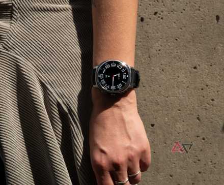 El Samsung Galaxy Watch 8 Classic en una muñeca frente a un muro de hormigón