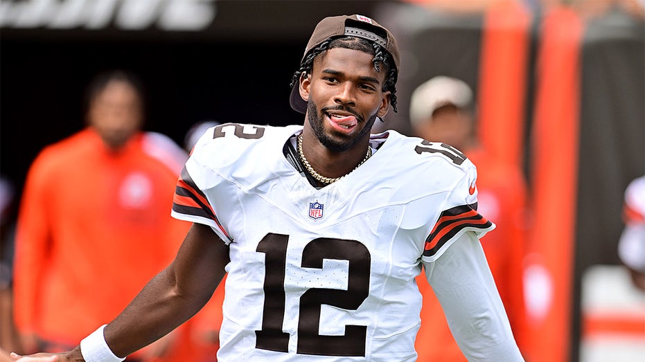Shedeur Sanders observa