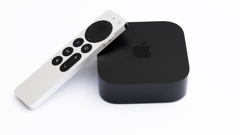 El Apple TV 4K 2022 con un controlador blanco.
