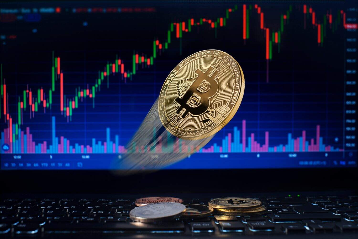 Bitcoin dorado volando con fondo de gráfico de comercio por computadora. Bitcoin y altcoin el concepto más importante de criptomoneda