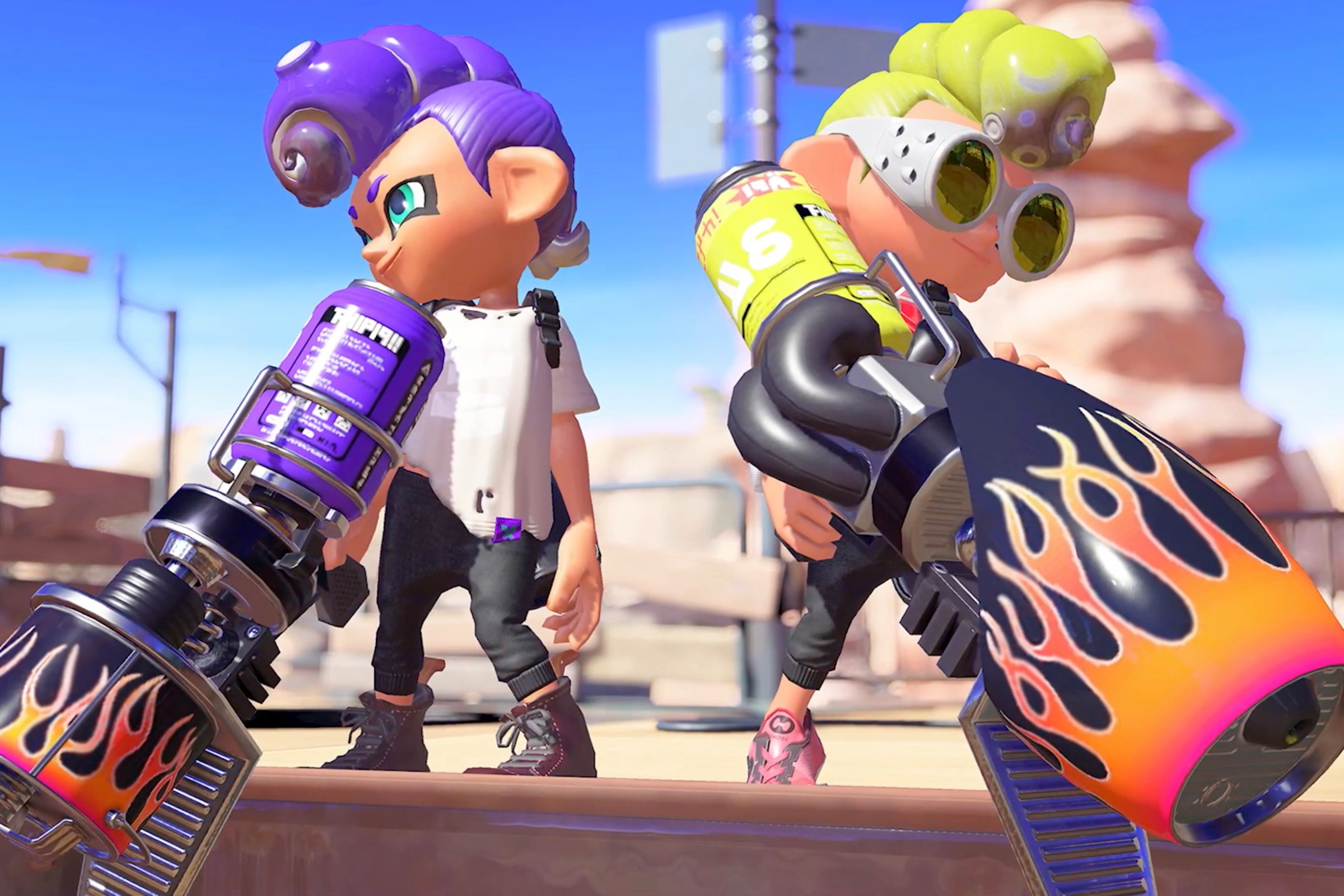 Una captura de pantalla de Splatoon 3, que muestra a dos personajes espalda con espalda, cada uno empuñando una bazuca que dispara tinta.