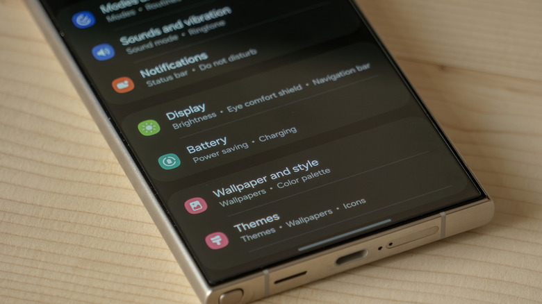 Imagen de primer plano del menú de configuración del teléfono inteligente Samsung