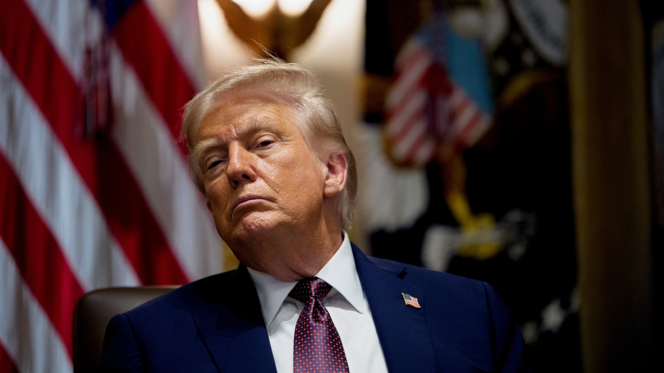 Trump escucha durante una reunión de gabinete