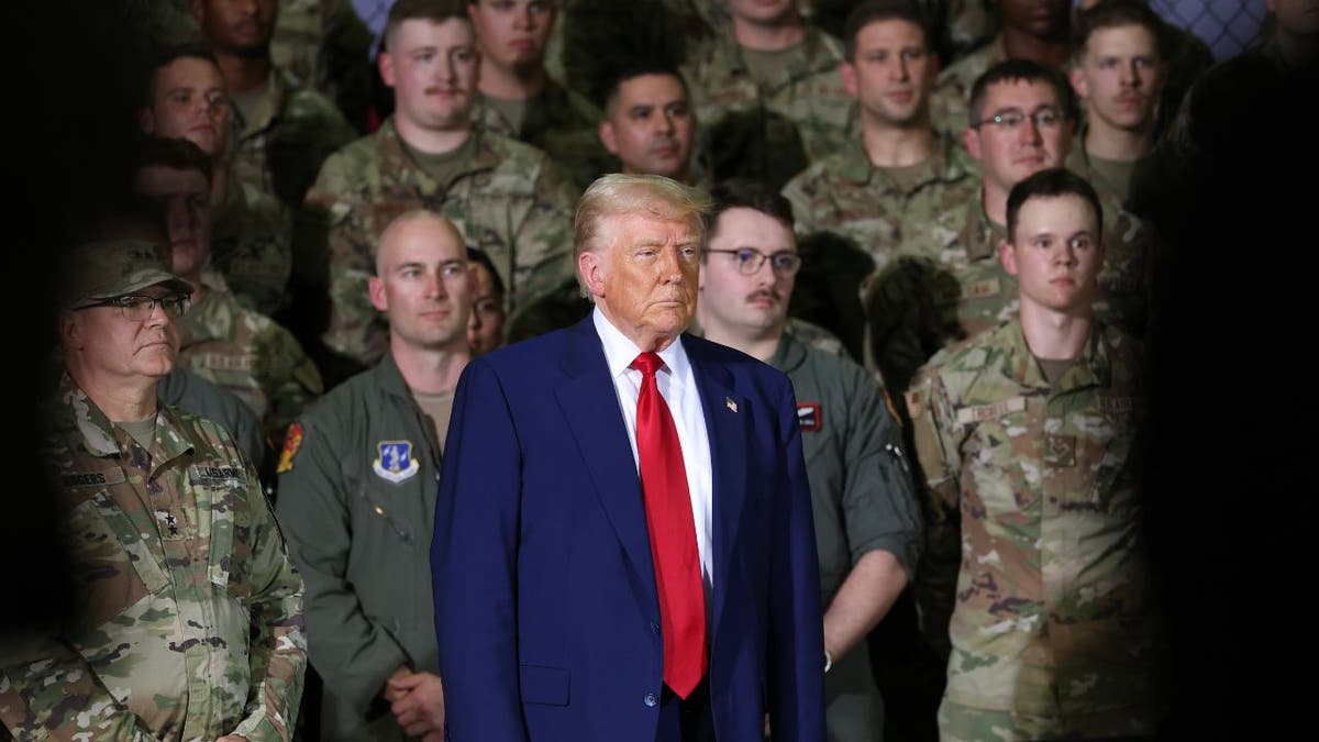 Trump visita la base de la Guardia Nacional de Selfridge