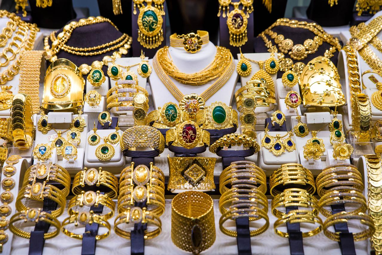 Joyas de oro en exhibición en una tienda en el Gran Bazar de Estambul, Türkiye. (Foto de archivo de Adobe)