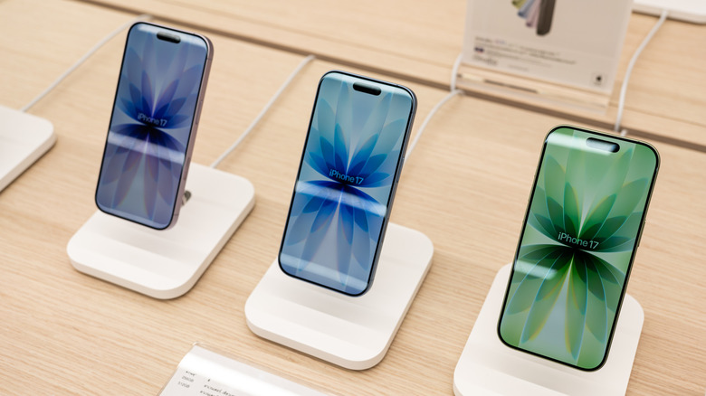 iPhone 17 estándar sobre un soporte.