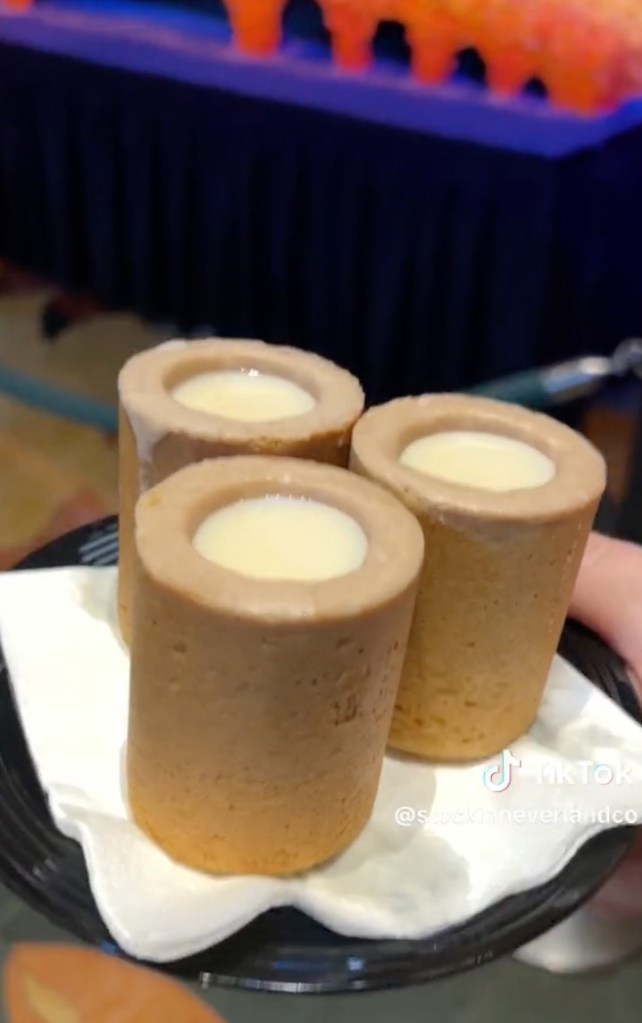 Tres bebidas Disney de TikTok, en vasitos para galletas con relleno blanco cremoso.