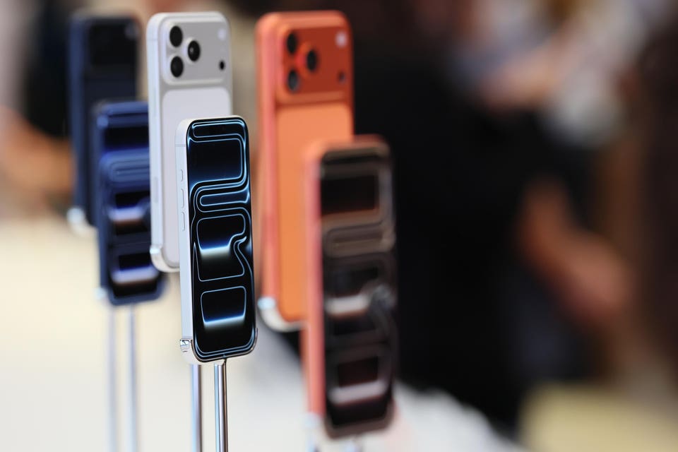 Los nuevos modelos de iPhone 17 salen a la venta en las tiendas Apple de todo el país