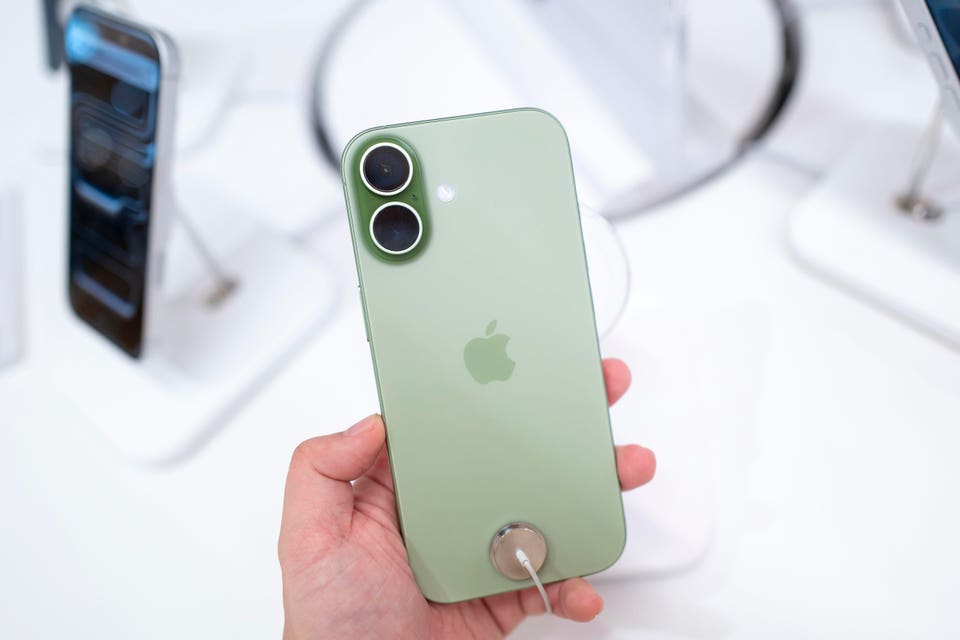 Los teléfonos inteligentes de la serie iPhone 17 de Apple salen a la venta en China