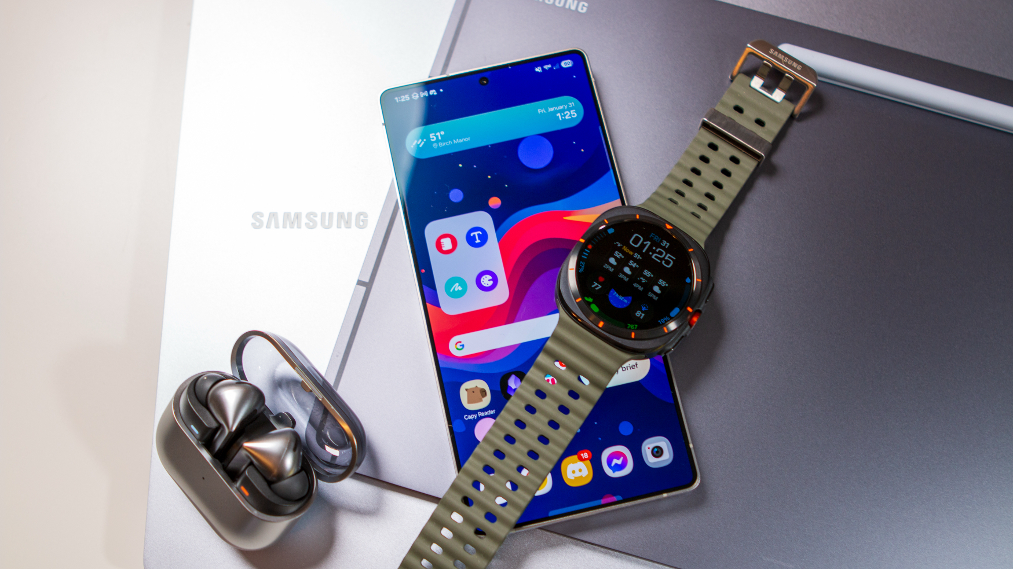 Un ecosistema de dispositivos Samsung que incluye el Galaxy S25 Ultra, Galaxy Watch Ultra, Buds 3 Pro, computadora portátil Samsung y Tab S10 Ultra.