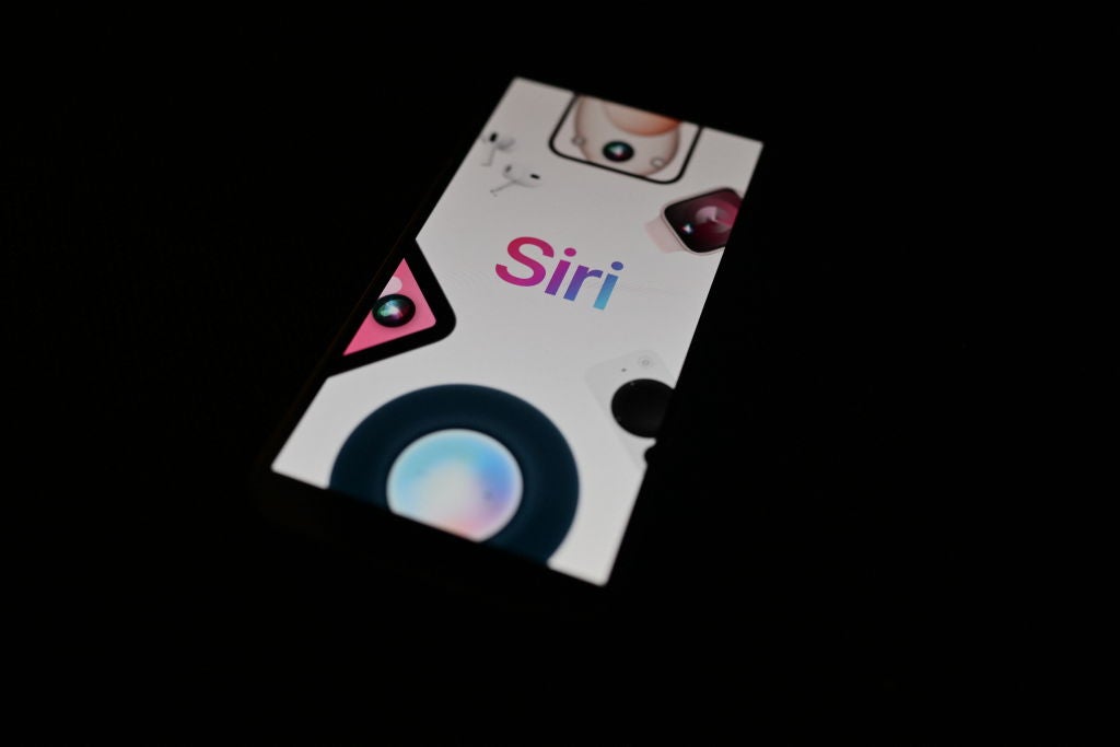 Apple ha comenzado a pagar pagos a los clientes después de aceptar resolver una demanda colectiva de 95 millones de dólares que afirmaba que su asistente activado por voz Siri violaba la privacidad de los usuarios.