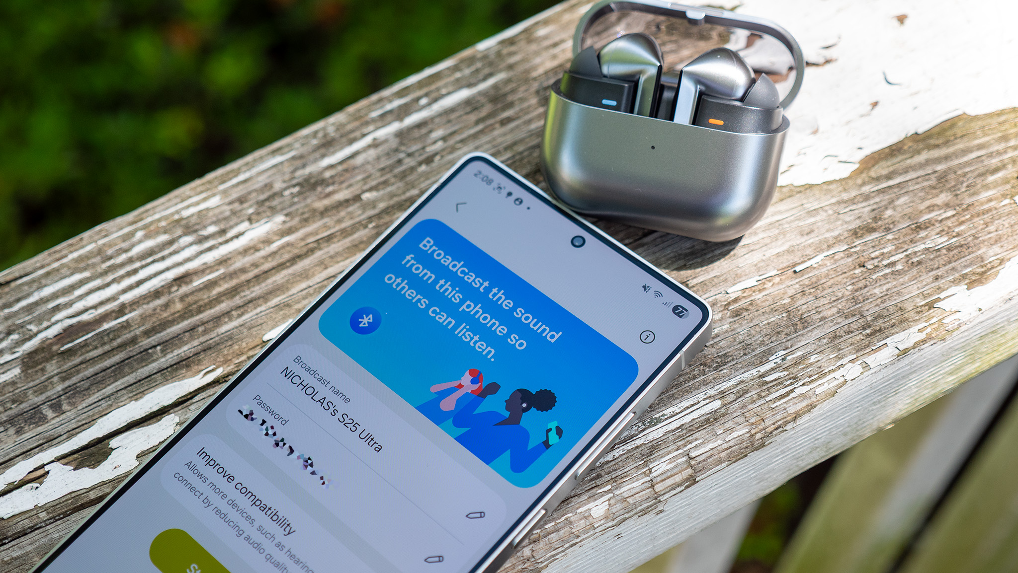 Uso de un par de Samsung Galaxy Buds 3 Pro para conectarse a una transmisión Auracast que se ejecuta en One UI 8 en un Samsnug Galaxy S25 Ultra