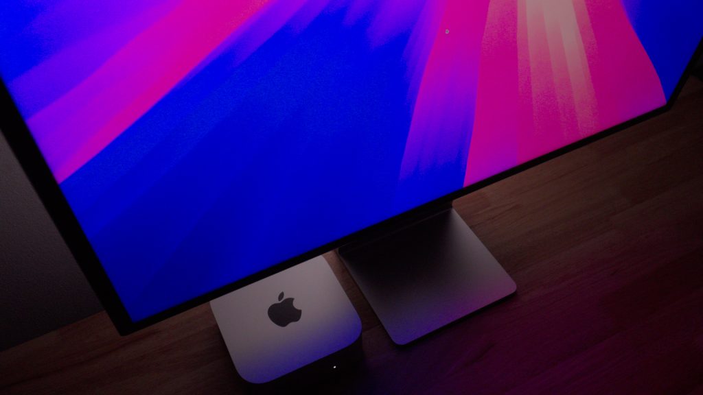 Fondo de pantalla de macOS Sequoia en Studio Display con tecnología de un monitor Mac mini M4