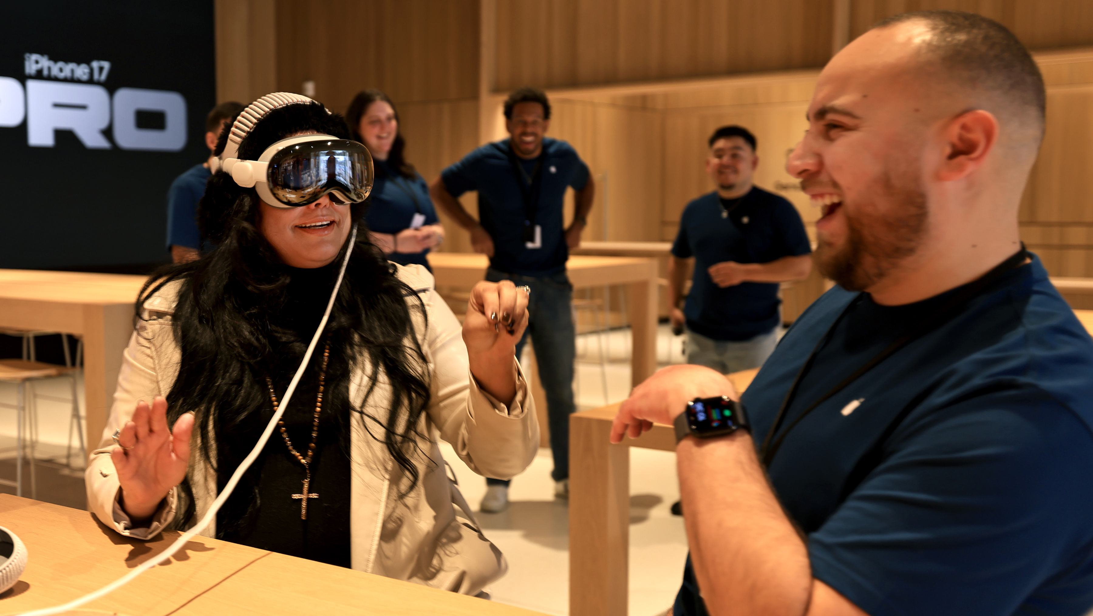 Elizabeth Stimmel de Santa Rosa prueba la realidad virtual de Apple...