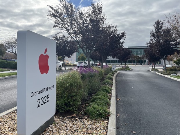 El logotipo de Apple se encuentra junto al camino de entrada en 2325 Orchard Parkway en el norte de San José, como se ve en noviembre de 2025. (George Avalos/Bay Area News Group)