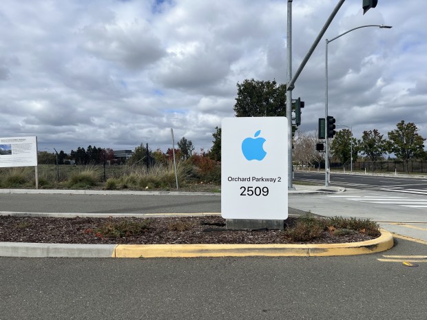 El logotipo de Apple es visible junto a un edificio de oficinas en 2509 Orchard Parkway en el norte de San José, como se vio en noviembre de 2025. (George Avalos/Bay Area News Group)