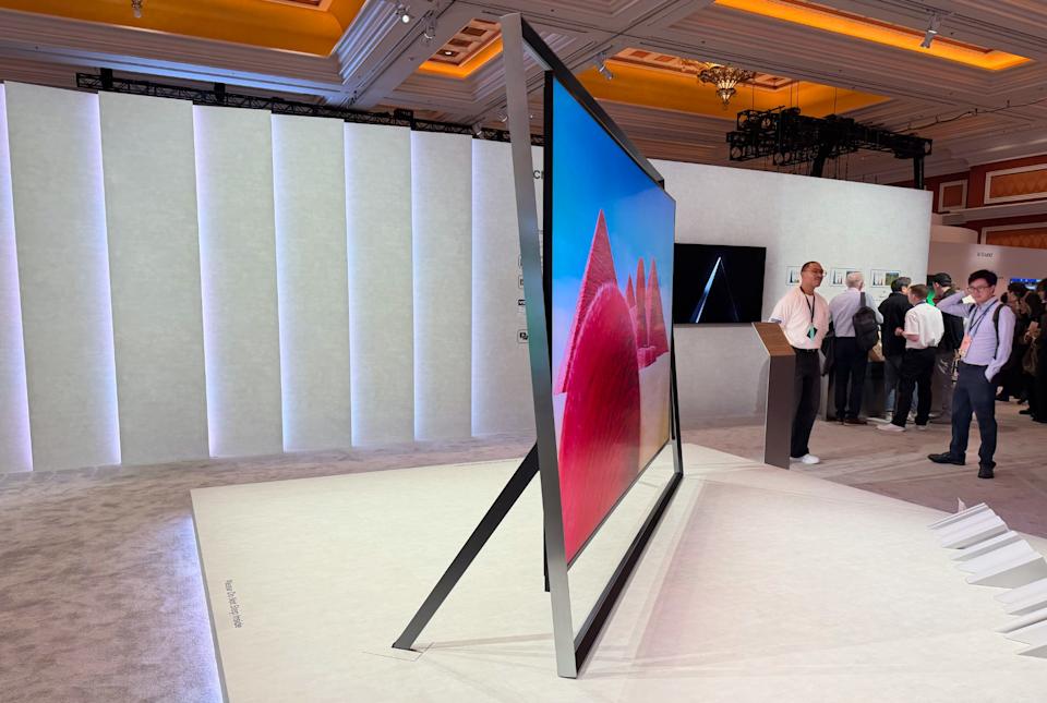 Televisor Micro RGB de 130 pulgadas de Samsung desde un lateral.