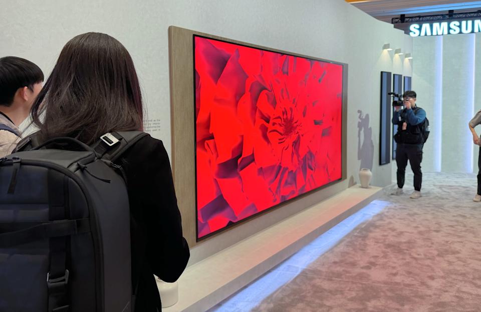 Televisor Micro RGB de 130 pulgadas de Samsung montado en una pared.
