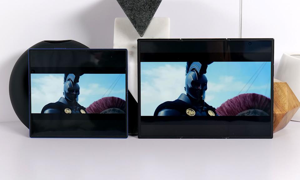 Así es como se ve el tráiler de Odyssey en el Z TriFold (derecha) en comparación con el Z Fold 7 (izquierda). Es una experiencia mucho mejor. 