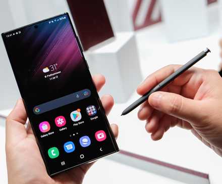Un hombre usando el Galaxy S22 Ultra con un S Pen