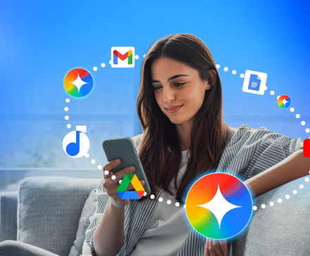 Una mujer sentada en un sofá usa su teléfono, rodeada por los logotipos de Gmail, Drive, Docs, YouTube y Gemini.