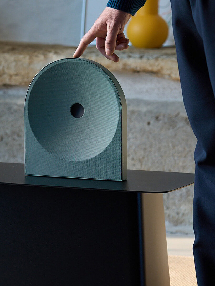 Erwan Bouroullec da forma a los altavoces del 'estudio de música' de Samsung alrededor de un punto circular