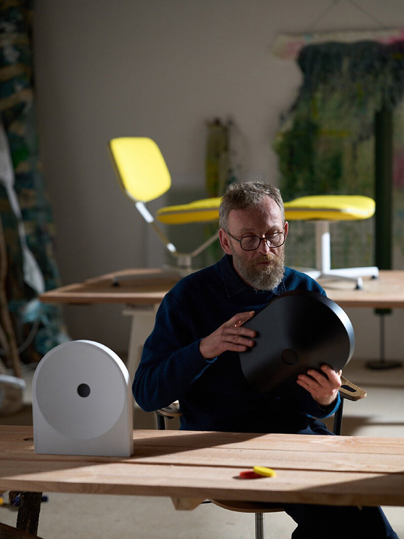 Erwan Bouroullec da forma a los altavoces del 'estudio de música' de Samsung alrededor de un punto circular