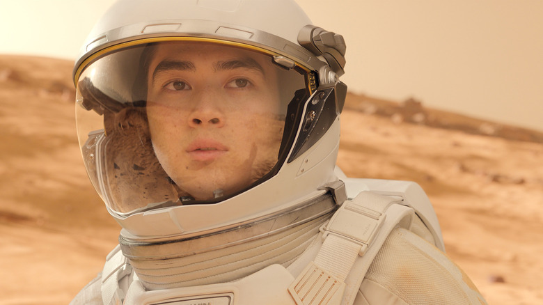 Alex Baldwin con un traje espacial en la superficie de Marte en For All Mankind
