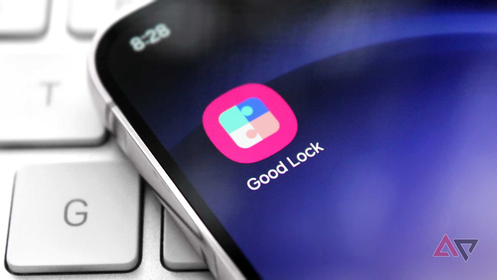 El ícono Good Lock se muestra en la pantalla de inicio del Galaxy cuando el teléfono descansa sobre un teclado.
