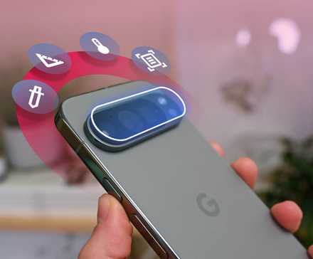 Un primer plano de la entrega sosteniendo un teléfono Google Pixel con íconos animados alrededor de la cámara.