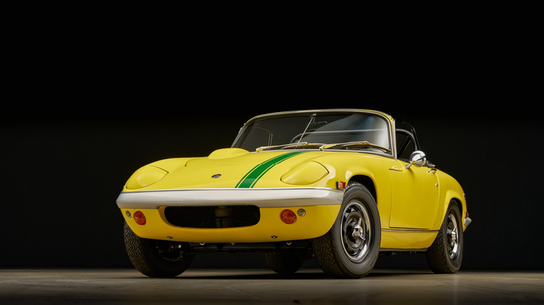 Foto de estudio de Lotus Elan en amarillo