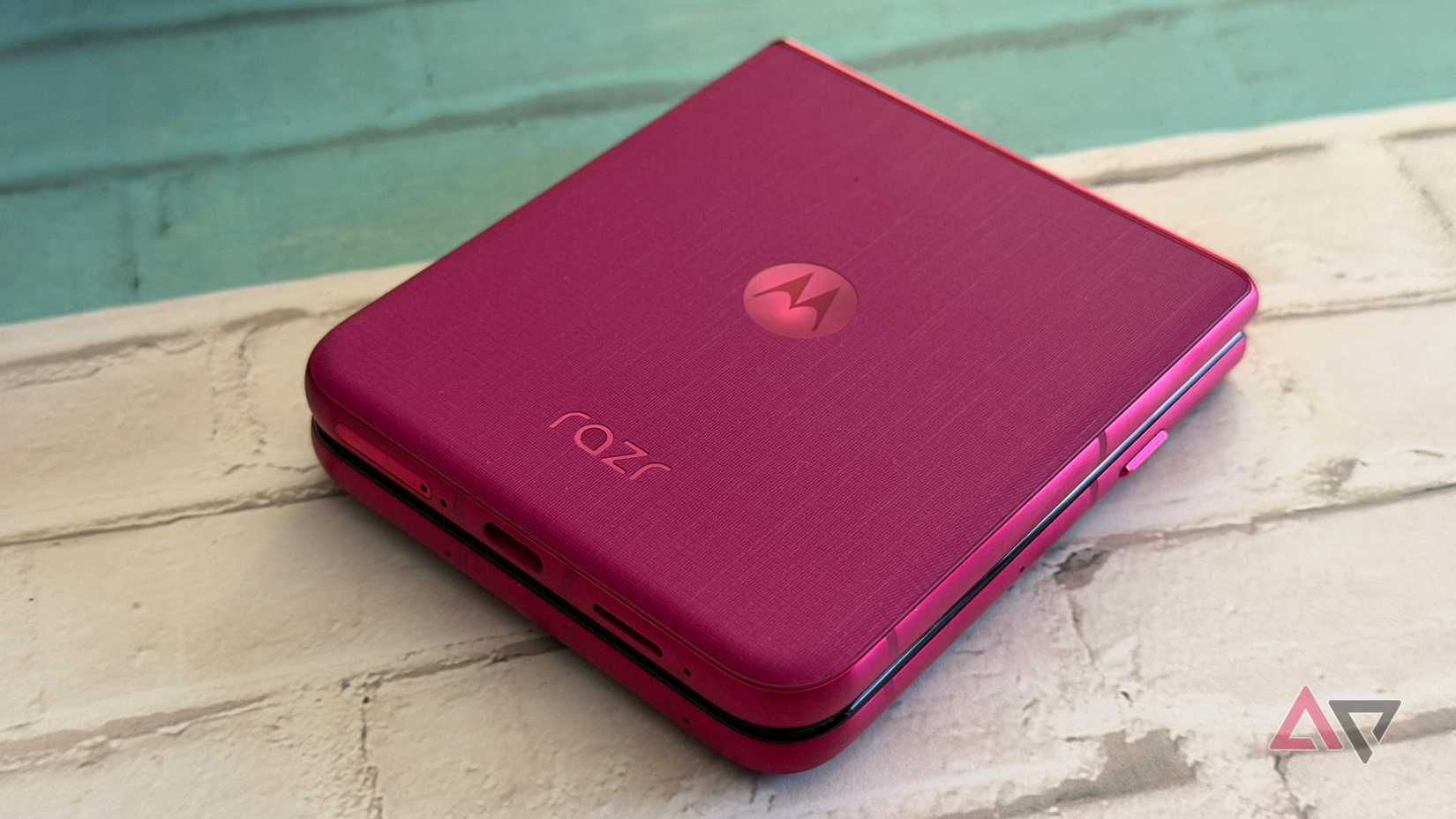 Motorola Razr Ultra 2025 en Cabaret Pink sentado en el escritorio