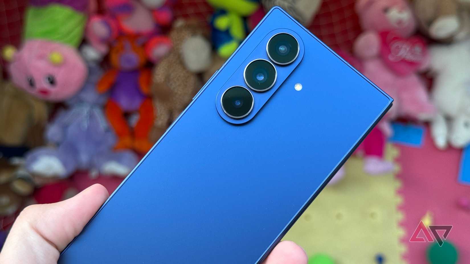 Samsung Galaxy Z Fold 7 rodeado de premios de carnaval