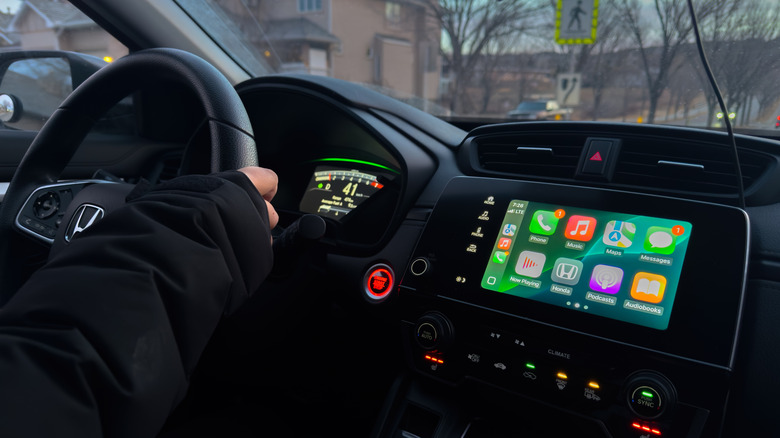 Aplicaciones de Apple CarPlay que aparecen en la pantalla dentro de un automóvil.