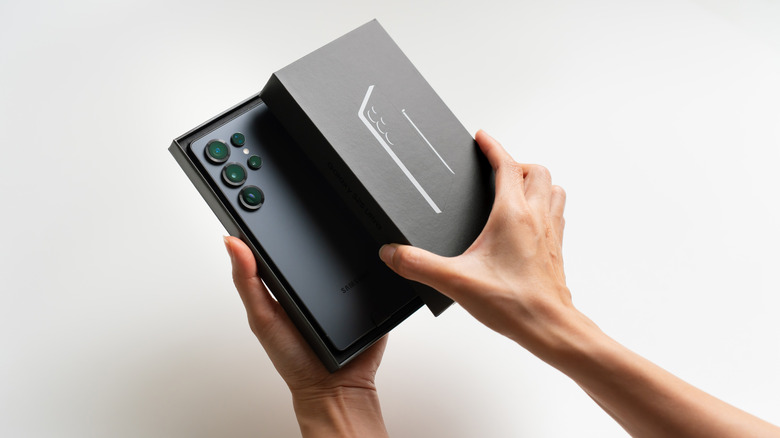 Samsung Galaxy S25 Ultra dentro de su caja