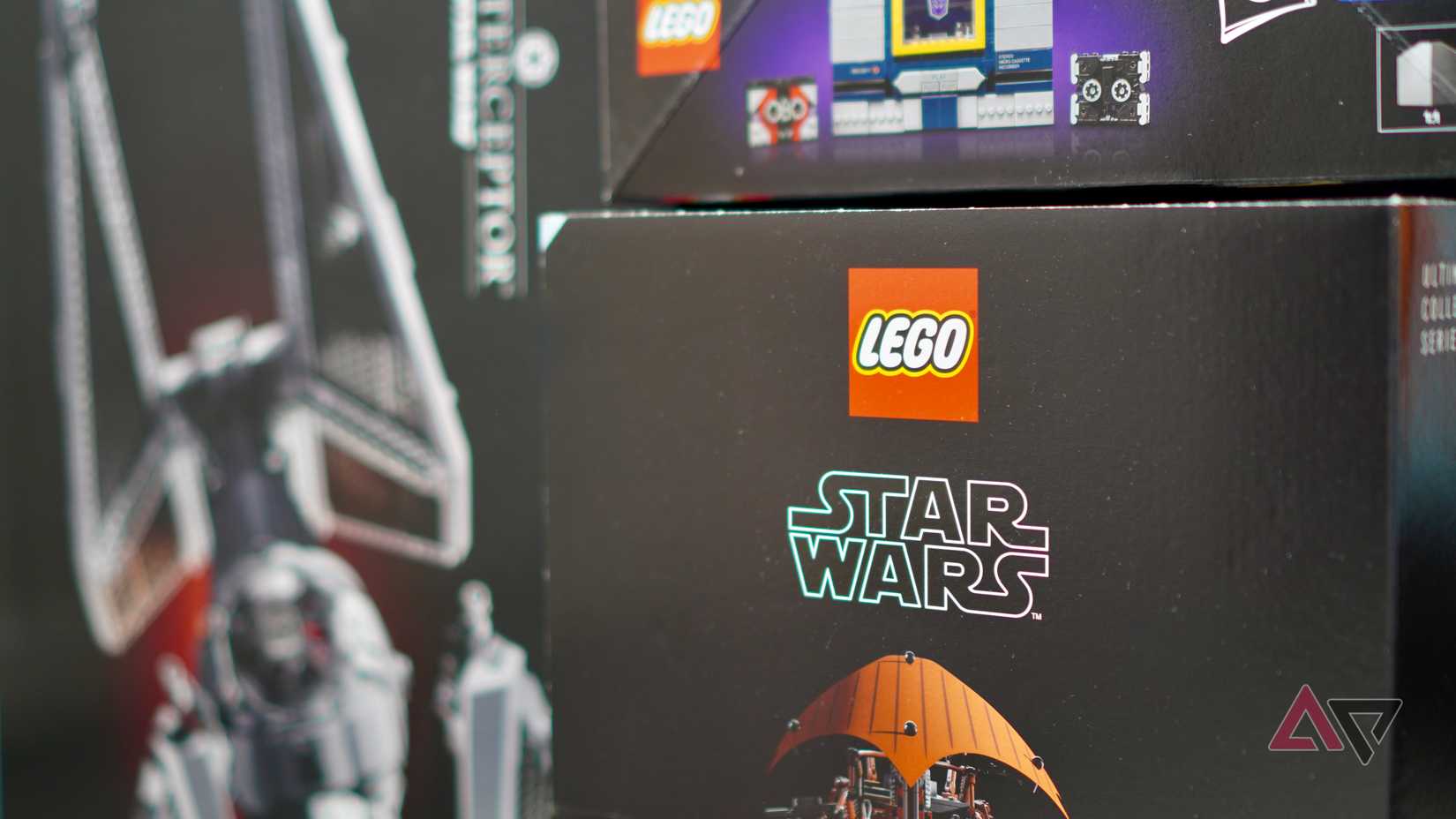 Cajas de Lego, mostrando el logo de la marca.