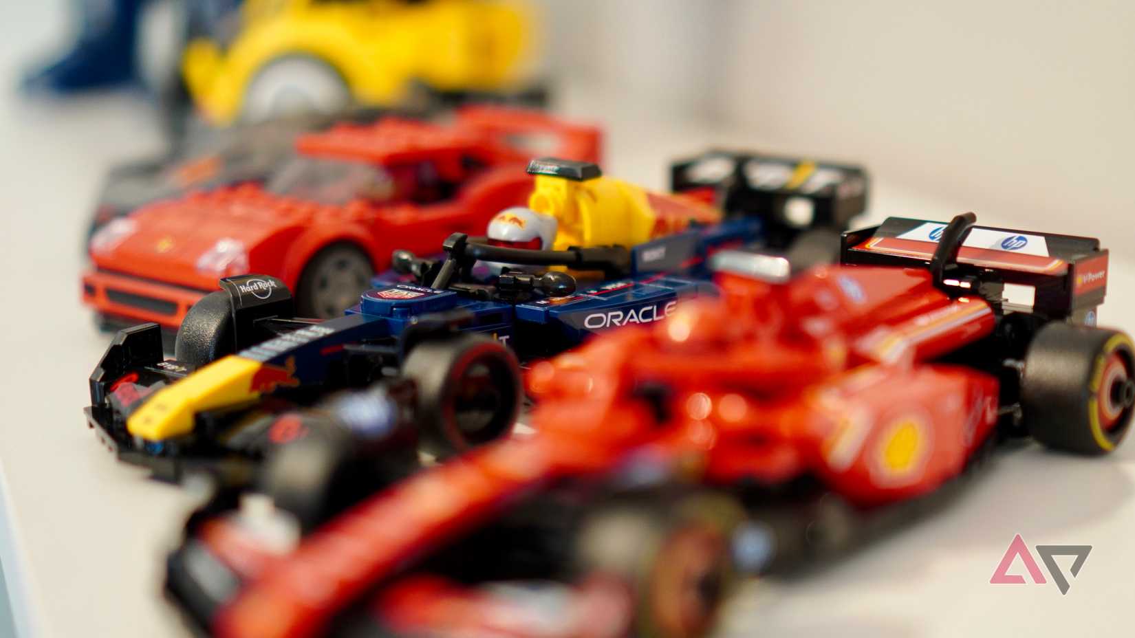 Coches de Fórmula Uno de Lego en fila