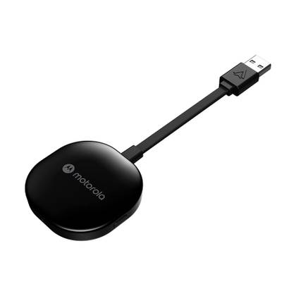 Un adaptador inalámbrico para automóvil Motorola MA1 Android Auto sobre un fondo blanco