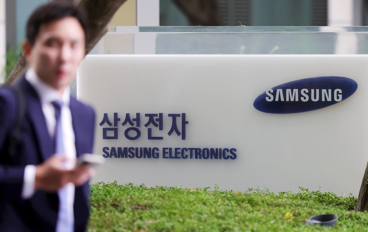 La gente pasa por la sede de Samsung Electronics en Seocho, Seúl, el 14 de octubre de 2025. (Newsis)