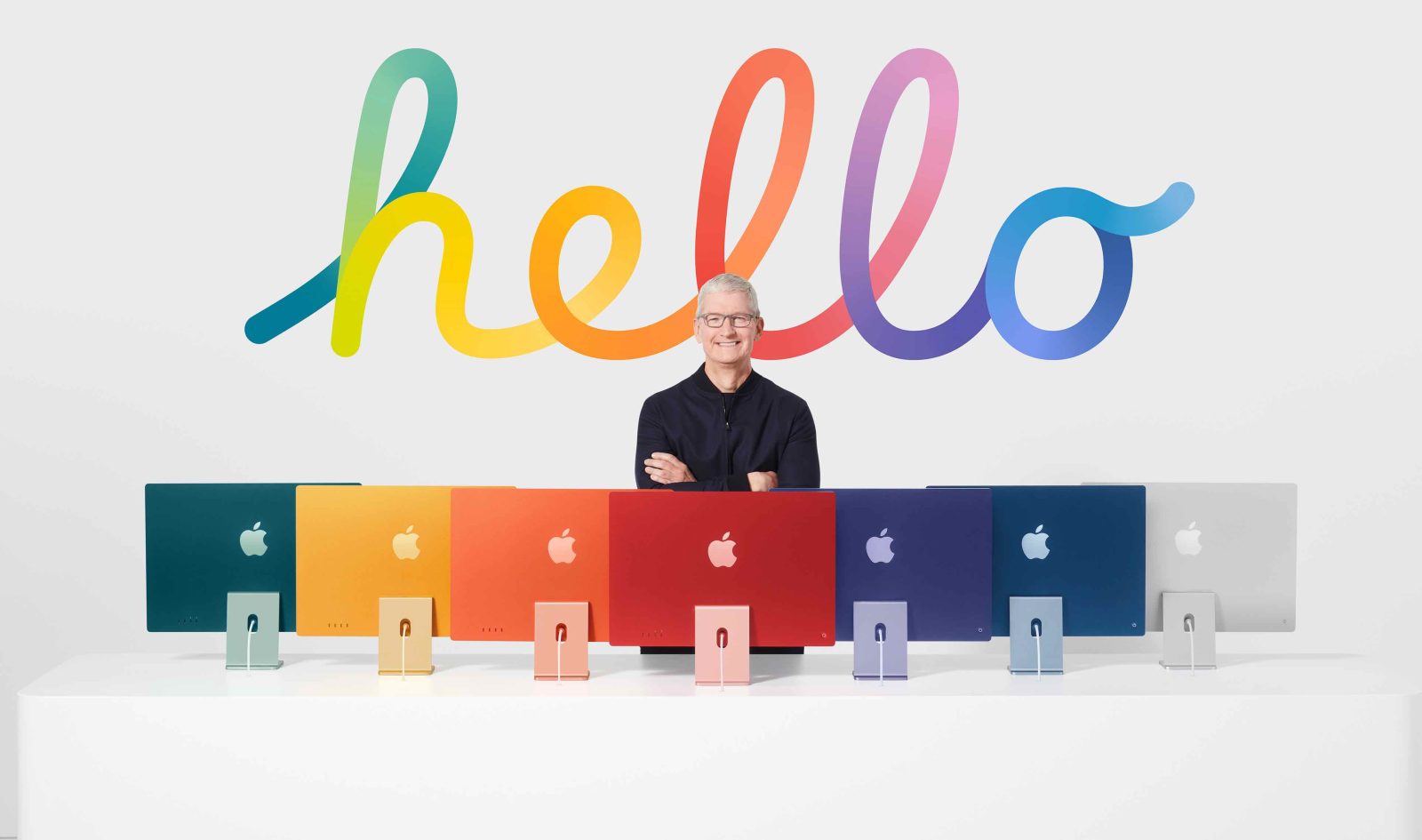 Tim Cook parado detrás de una línea de coloridos iMacs M1